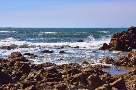 岩石海滩上的海浪