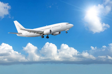 乘客乘坐商务飞机在阳光下的云层中飞行。概念航空旅行。