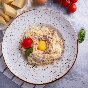 经典的意大利意大利通心粉alla carbonara配培根鸡蛋帕尔马干酪和奶油沙司。俯视图。