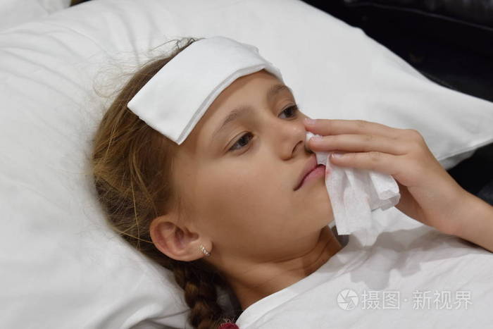 6000*4000px发票合同问题/女孩小孩孩子鼻血头痛床上流鼻血血浅色背