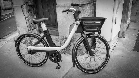 法国城市自行车租赁的新概念。把它带到任何地方，把它留在任何地方