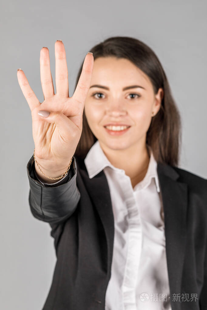 灰色背景黑色夹克女孩露出四个手指
