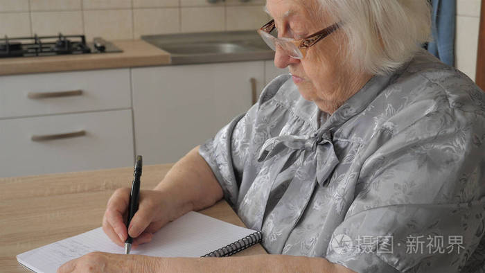 老妇人在写信或遗愿