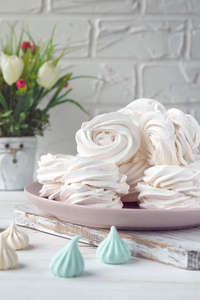 手工制作的苹果白自制棉花糖在粉红色盘子里。白色背景。