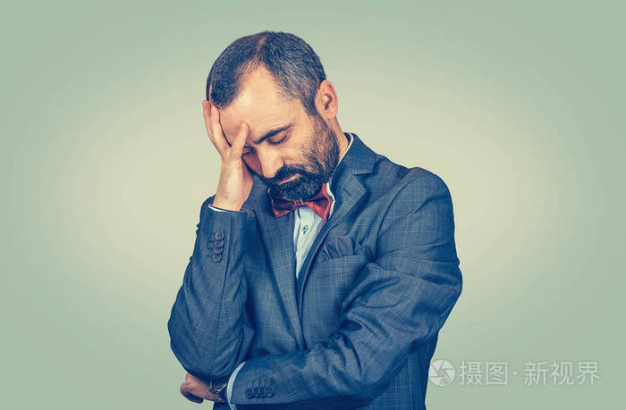 愁眉苦脸低头愁眉苦脸的男人