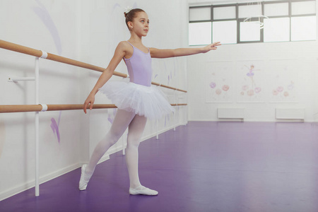 美丽的年轻女孩芭蕾舞演员在舞蹈工作室练习