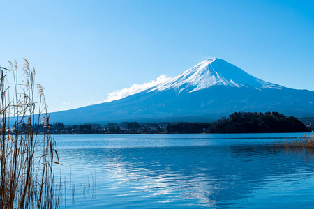 富士山上有川崎湖和蓝天