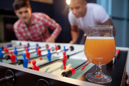 一群朋友在啤酒馆玩桌球图片