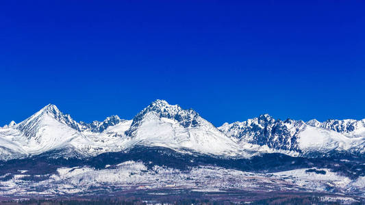 雪山景色。