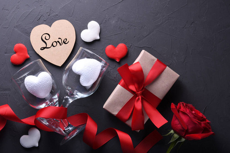 情人节背景贺卡爱的象征,红色装饰与眼镜心玫瑰礼物石头背景.