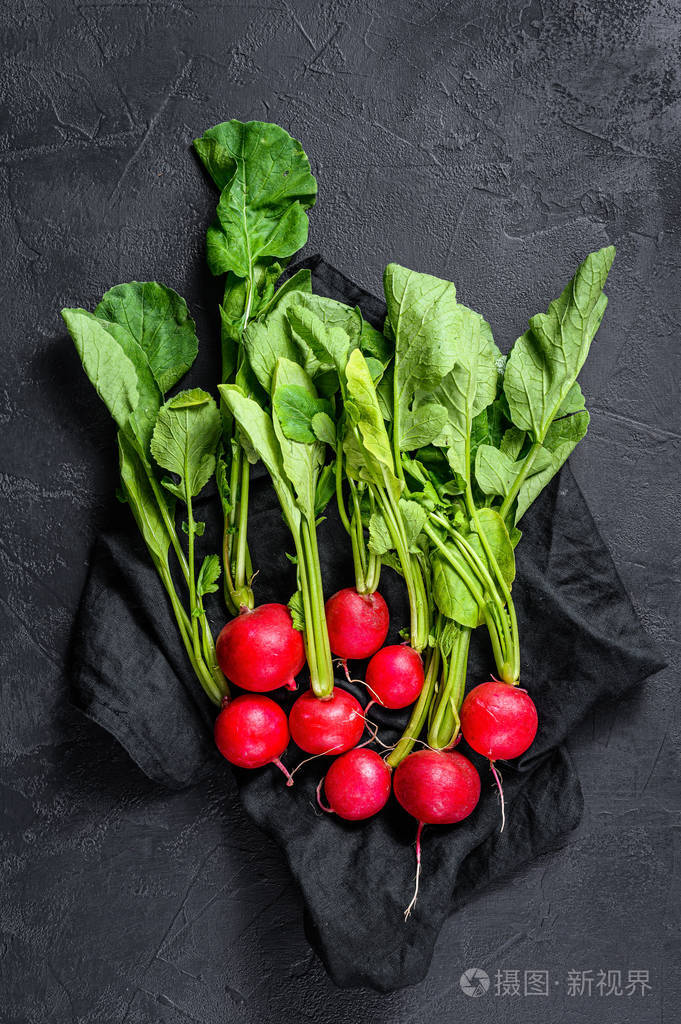 一大串新鲜萝卜黑色背景俯视图