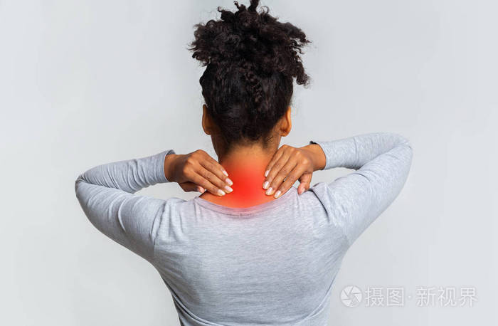 颈部疼痛的黑人妇女背部视图