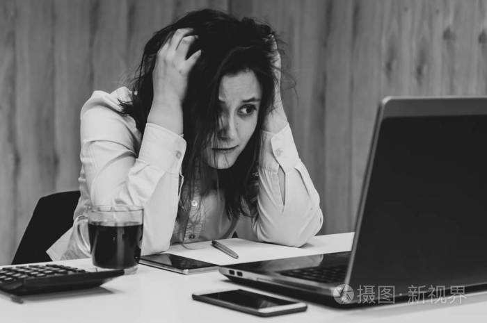 绝望的女商人在办公室的头上发愁