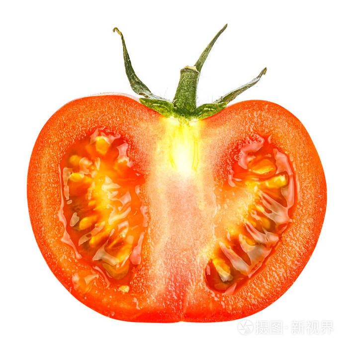 半个切碎的成熟鲜红色番茄白色背景上隔离的绿叶