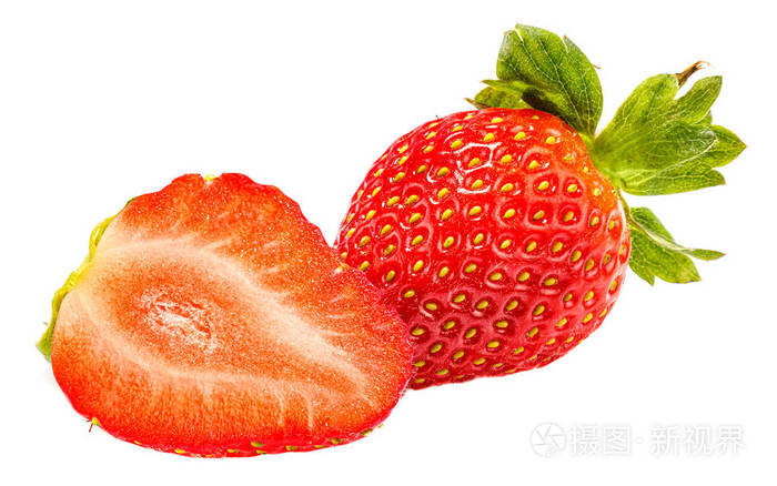 成熟的红色草莓绿叶半个切碎的草莓白色背景