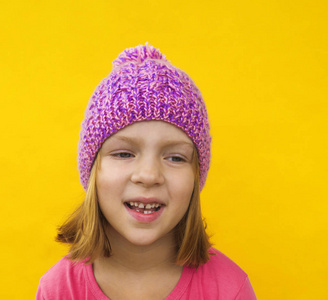 时尚快乐年轻微笑女士粉色针织帽