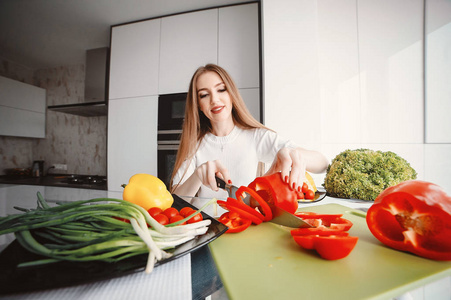 美女在厨房准备食物