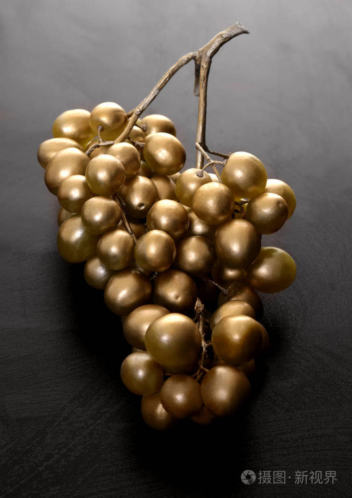 黑底葡萄金早午餐金色的水果垂直构图