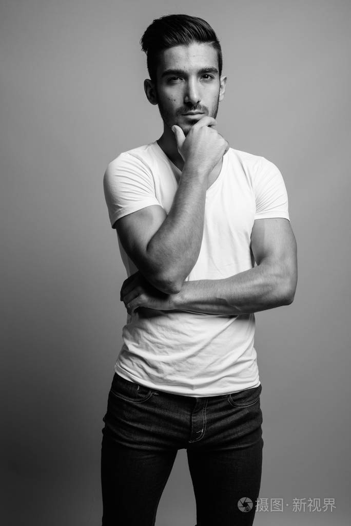 灰色背景下年轻英俊的波斯男人