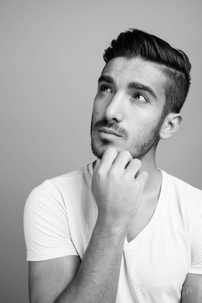 灰色背景下年轻英俊的波斯男人