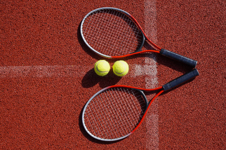 带球和网拍的网球场景俯视图照片