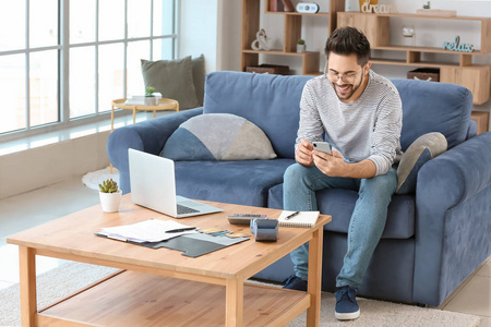 家里有手机的快乐年轻人照片