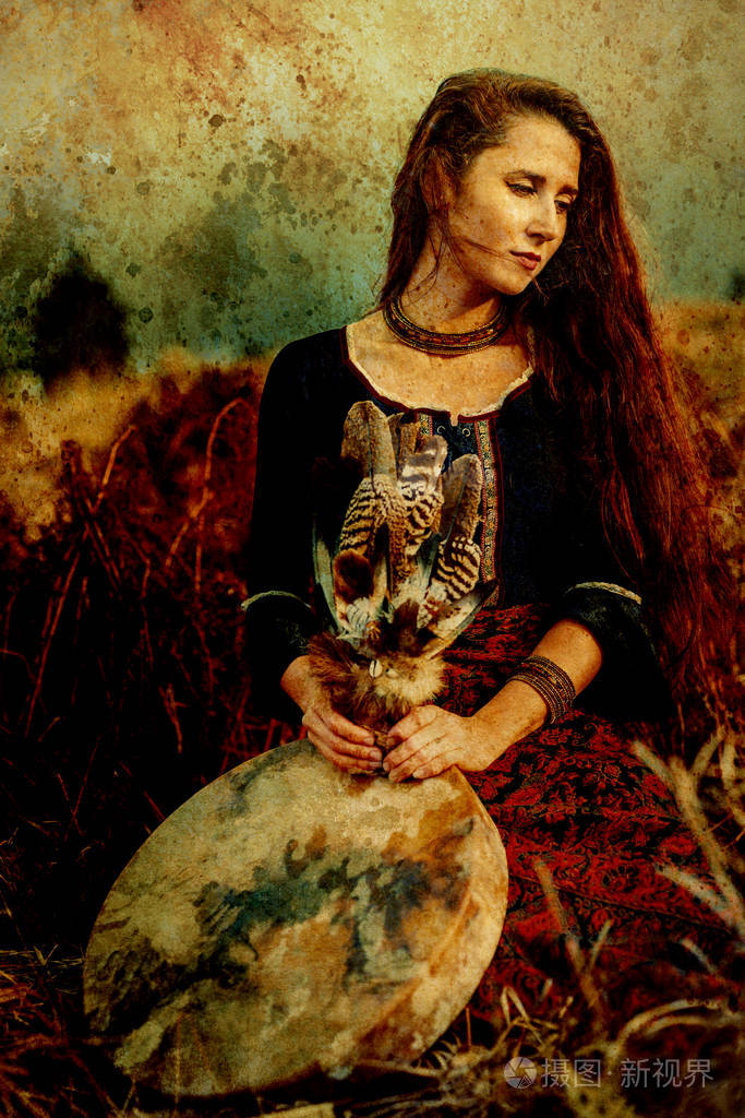 美丽的萨满女孩在萨满架上玩鼓效果很老