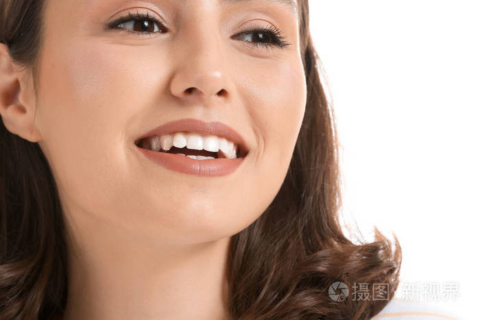 美丽的年轻女子牙齿健康白色背景特写