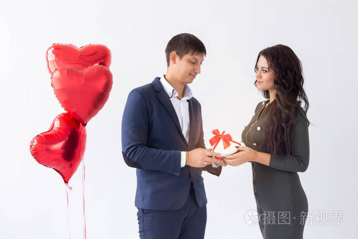 情人节假日和礼物概念一对年轻的白种情人节礼物给女朋友送礼物的快乐