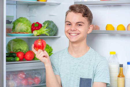 冰箱附近有食物的男孩