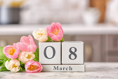 厨房桌上放着印有国际妇女节日期和鲜花的日历