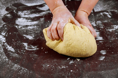 用手揉面团做面包的女人。
