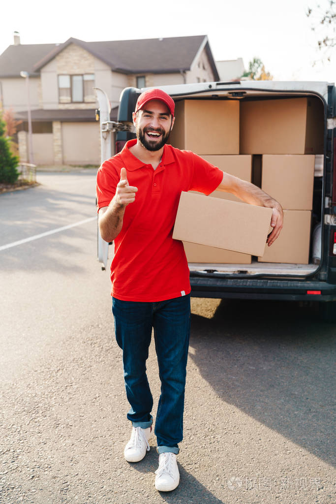快递员拿着包裹箱用手指对着摄像机