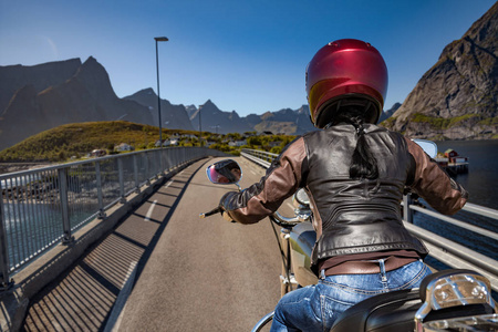 在挪威，骑自行车的女孩在路上骑车。