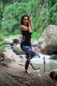 瑜伽练习和冥想。在河边练习的女人