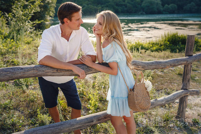 情人们在夜色湖中互相欣赏