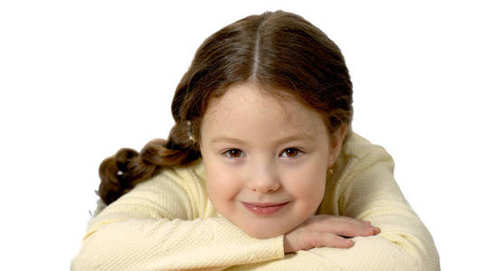 一个可爱的6岁女孩的画像，带着微笑。白色背景隔离