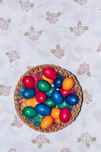 篮子里有五颜六色的复活节彩蛋。复活节快乐，基督教宗教