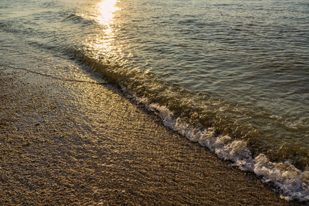 日出时沙滩上的海浪