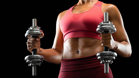 举着哑铃的女运动员的特写镜头照片