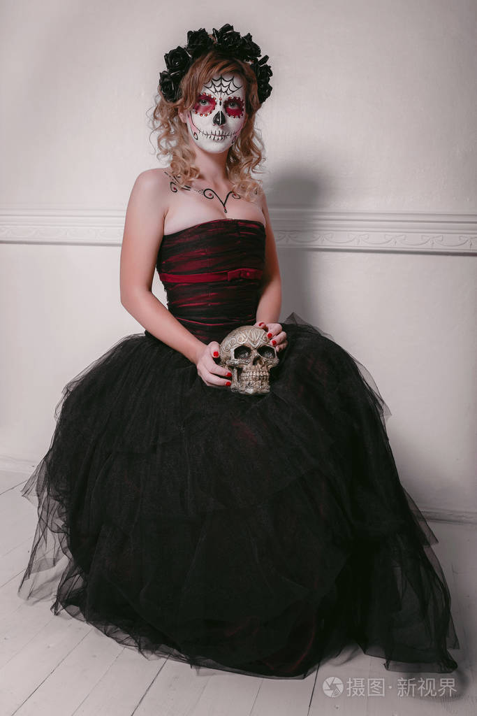 美丽的女人和定制设计的糖果骷髅墨西哥死亡日
