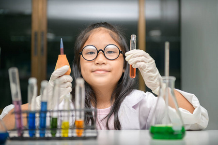 化学滴管小科学家用滴管做化学实验照片