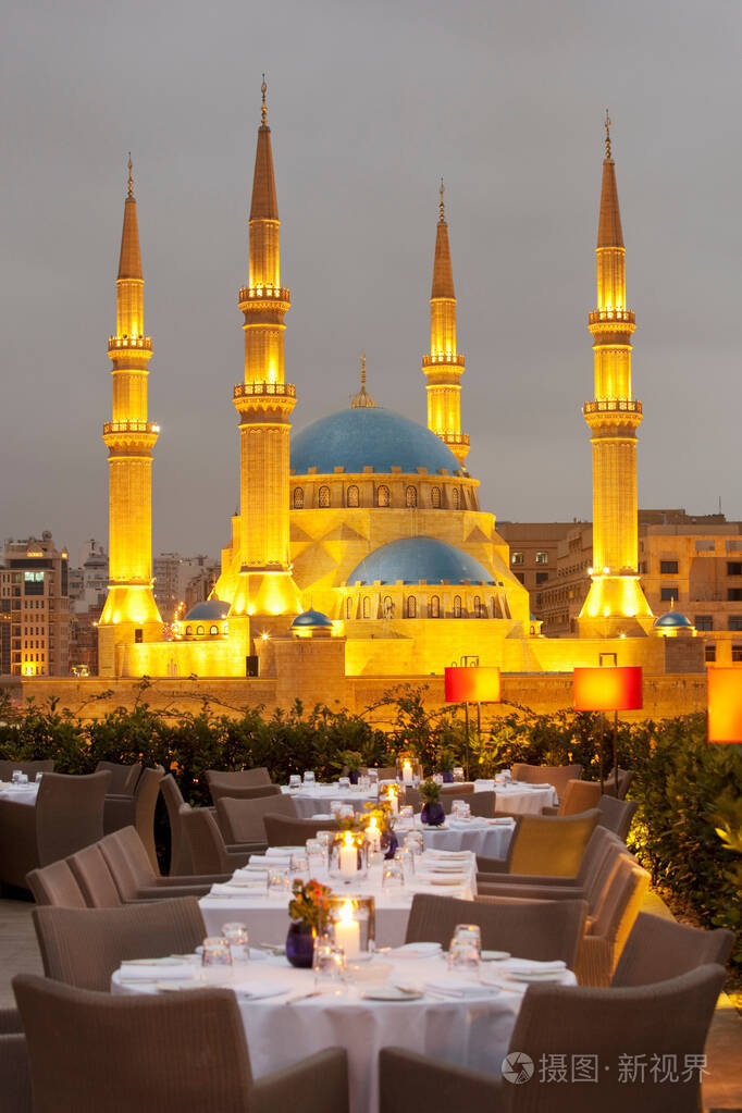 黎巴嫩贝鲁特烈士广场的legrays酒店餐厅露台俯瞰穆罕默德阿明清真寺