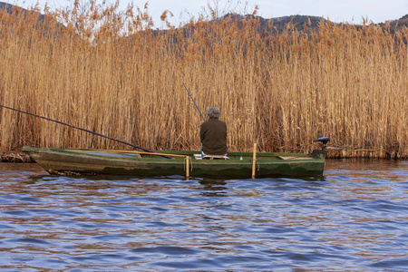 在托斯卡纳的马萨丘科利湖钓鱼
