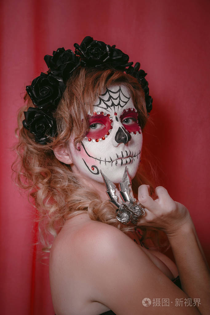 美丽的女人和定制设计的糖果骷髅墨西哥死亡日