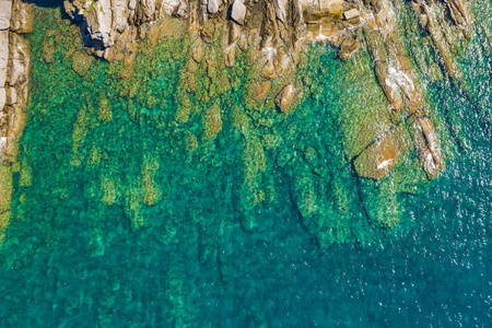 美丽的绿松石海景。利古里亚海滩鸟瞰图。热那瓦附近的卡莫格利