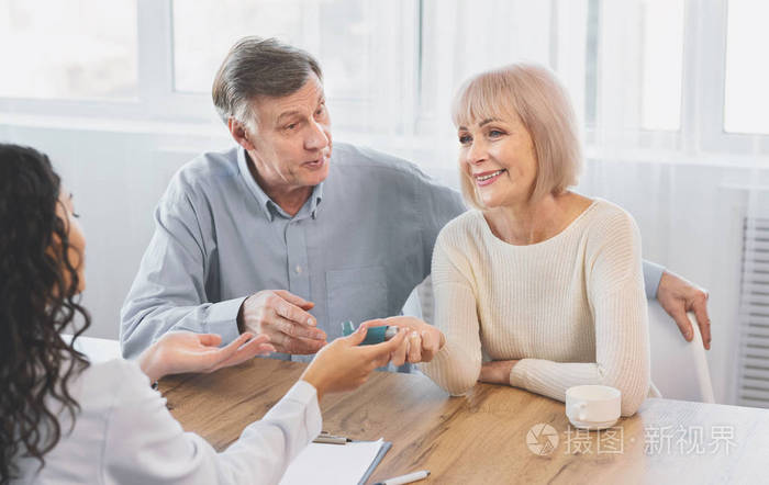 女医生给老年病人送蓝色吸入器