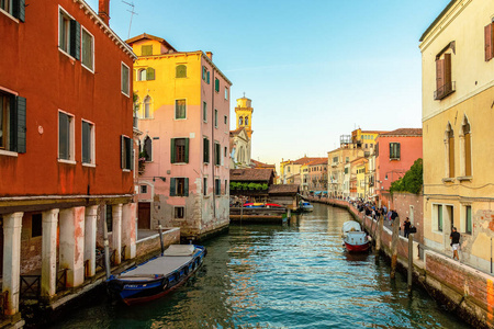 浪漫运河中心威尼斯。很漂亮浪漫的威尼斯街道，美丽的威尼斯照片。