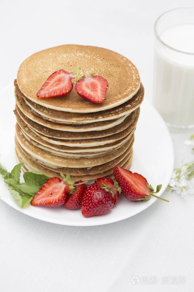 homemadepancakeswithfreshstrawberriesandhoney