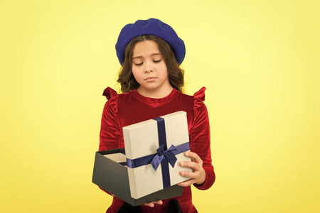 孩子喜欢生日礼物.感觉悲伤的坏礼物.惊喜礼品盒.小女孩失望的礼物.